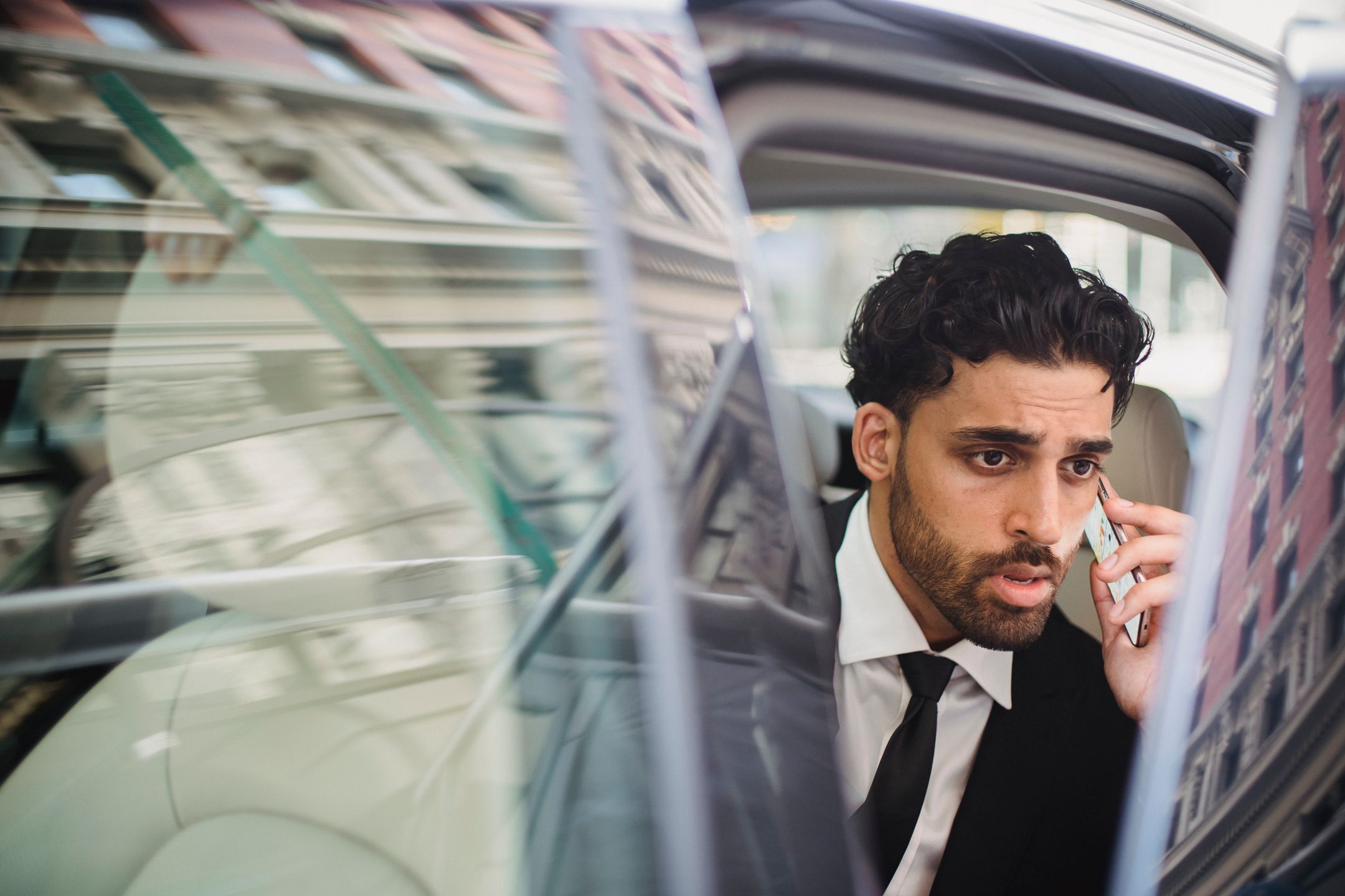 Professionnel en costume assis dans une voiture premium