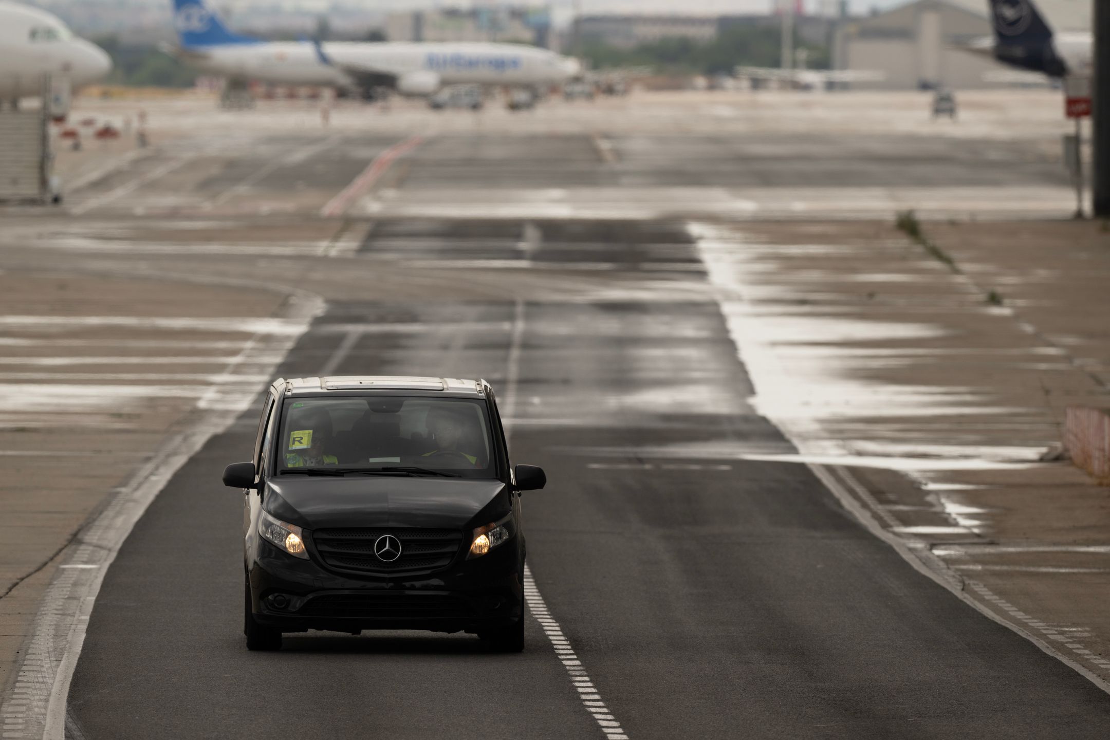Véhicule noir sur zone aéroportuaire