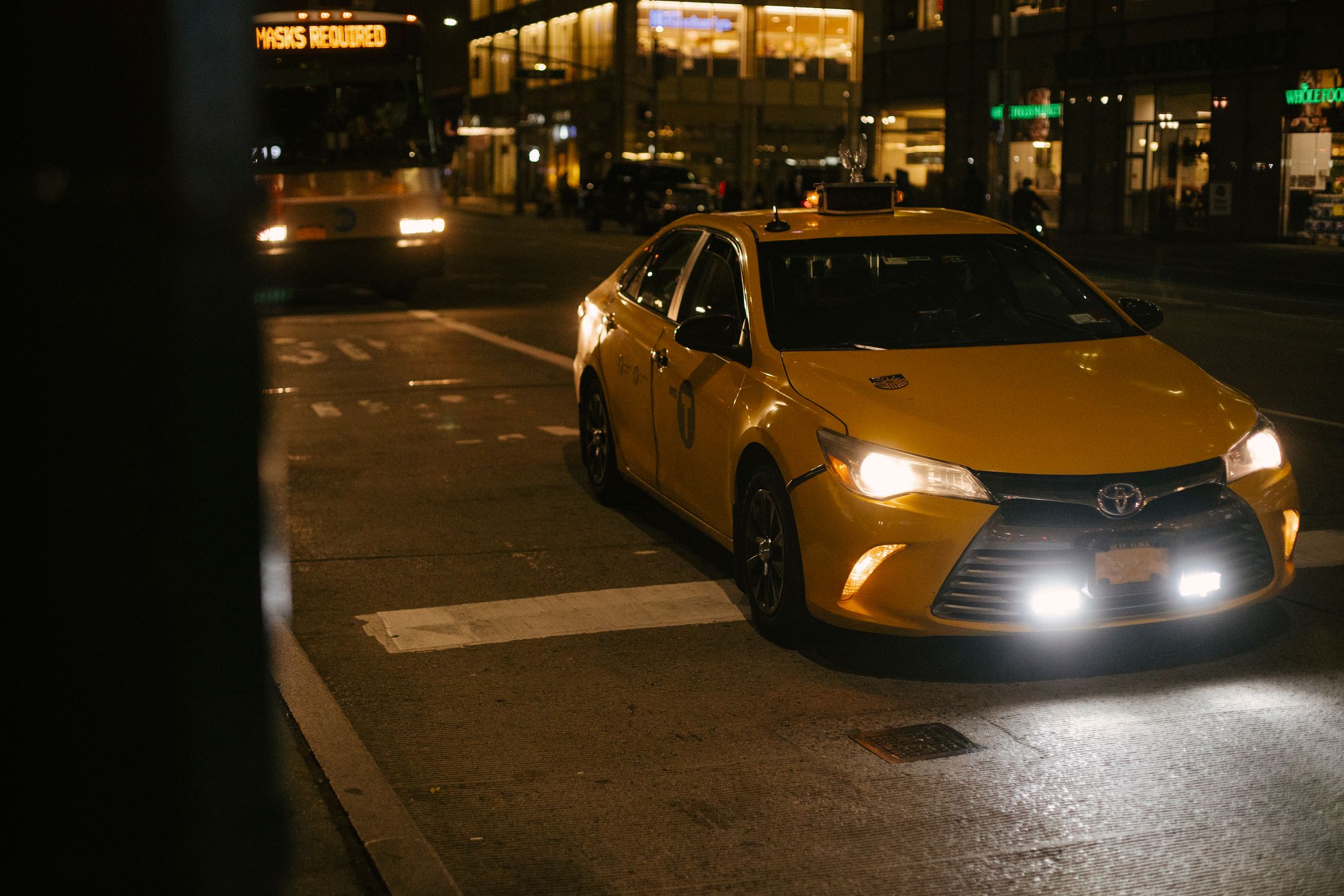 Taxi urbain de nuit avec circulation